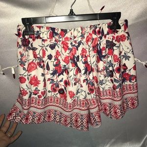 Flowery patterned shorts stretchy around the waist